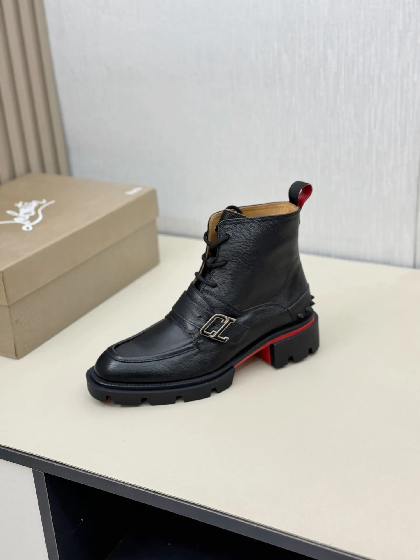 [CL～High-end men’s red-soled shoes] Top P: 940💰. Size: 39-44 (38.45.46 can be customized) 🆑Top original purchase agent Imported open-edge bead fabric and water-dyed cowhide inside 🉑️ Imported TPU rubber sole, wear-resistant and non-slip, full of European style.